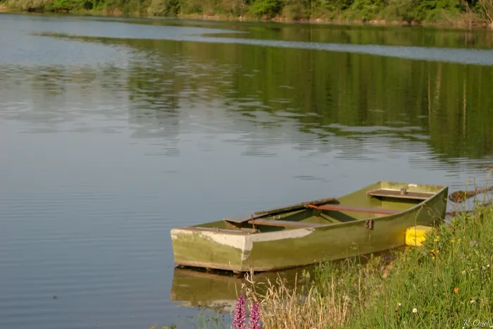 barque de peche au bord d'un lac calme