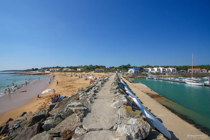 La frontière entre plage de sable fin et port de Jard-sur-Mer