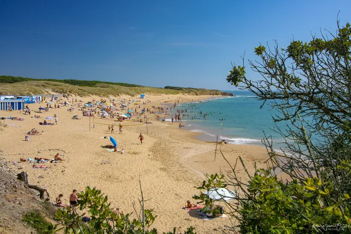 Plage de sable fin fin sous un ciel ensoleillé et bleu à Jard-sur-Mer