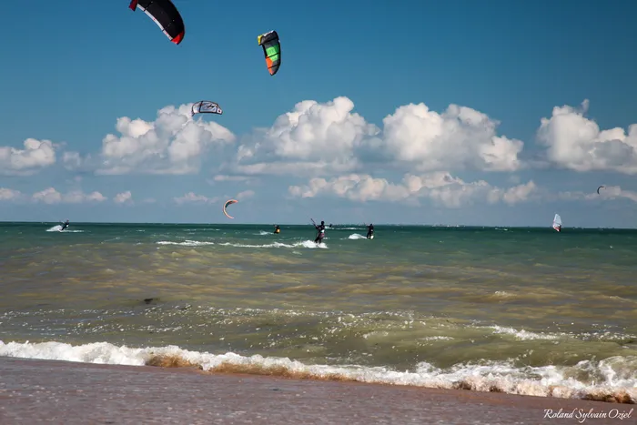 Des personnes pratiquant le kite-surf sur la plage ensoleillé de la Tranche-sur-Mer en Vendée
