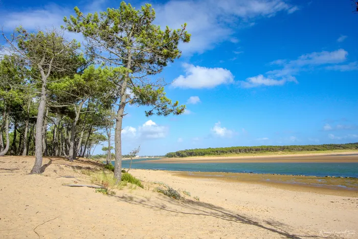 Plage du Veillon sous un ciel dégagé et ensoleillé