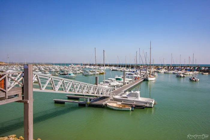 Le port du Jard-sur-Mer avec plusieurs bateau et une rampe d'accès à ceux-ci