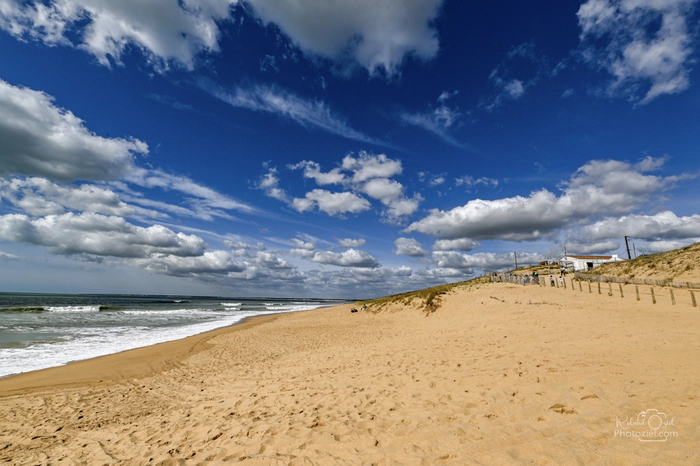 Plage de sable fin sous un ciel bleu et ensoleillé