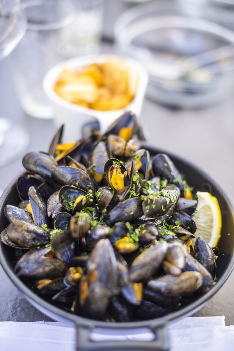 Plat de moules servis dans le port de La Tranche-sur-Mer