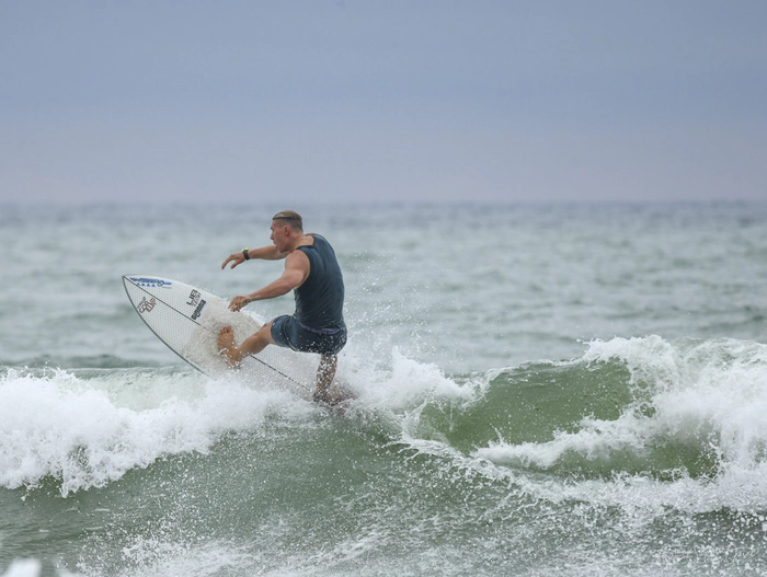 Un surfeur glissant sur une vague sur la plage de la Tranche-sur-Mer