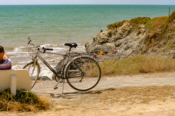 Vélo sur le bord de mer durant une pause sur la piste cyclable